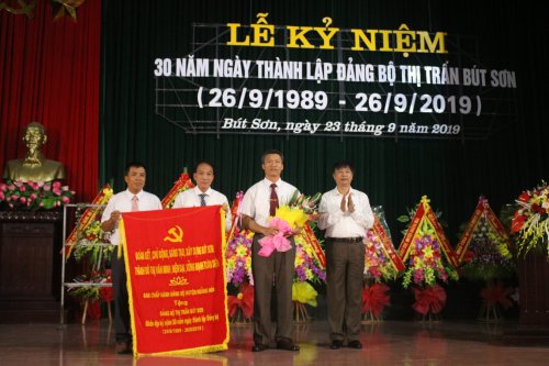 6. Đồng chí Bí thư Huyện ủy - Chủ tịch HĐND huyện đã tặng bức chướng của BCH Đảng bộ huyện cho Đảng bộ thị trấn Bút Sơn .JPG