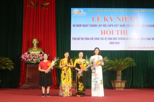 Đồng chí chủ tịch hội phụ nữ thị trấn Bút Sơn tặng hoa chúc mừng các đội văn nghệ.JPG