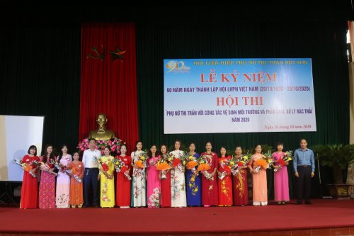 Các đồng chí lãnh đạo cấp ủy, chính quyền thị trấn Bút Sơn tặng hoa chúc mừng các đội thi.JPG