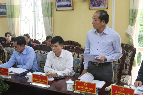 Ảnh 2. Đồng chí Lê Hồng Sơn - Chủ tịch UBND thị tấn Bút Sơn báo cáo nhanh dự thảo các dự án tại buổi làm việc.JPG