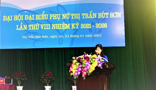 Ảnh 3. Đồng chí Nguyễn Thị Kim Cúc - Chủ tịch Hội LHPN thị trấn Bút Sơn NK 2016 -2021 khai mạc đại hội.png
