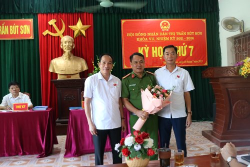 5. các đồng chí Lãnh dạo TT Bút sơn tặng hoa  thành viên UVUB  mới- cho  ông Đậu  Việt Dũng  - Trưởng Công an  TT Bút Sơn.jpg